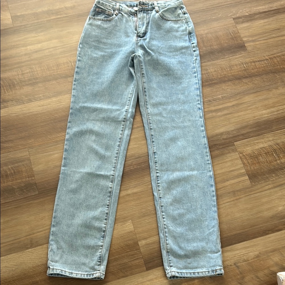 Light Blue Straight Leg Jeans with Classic Denim Wash